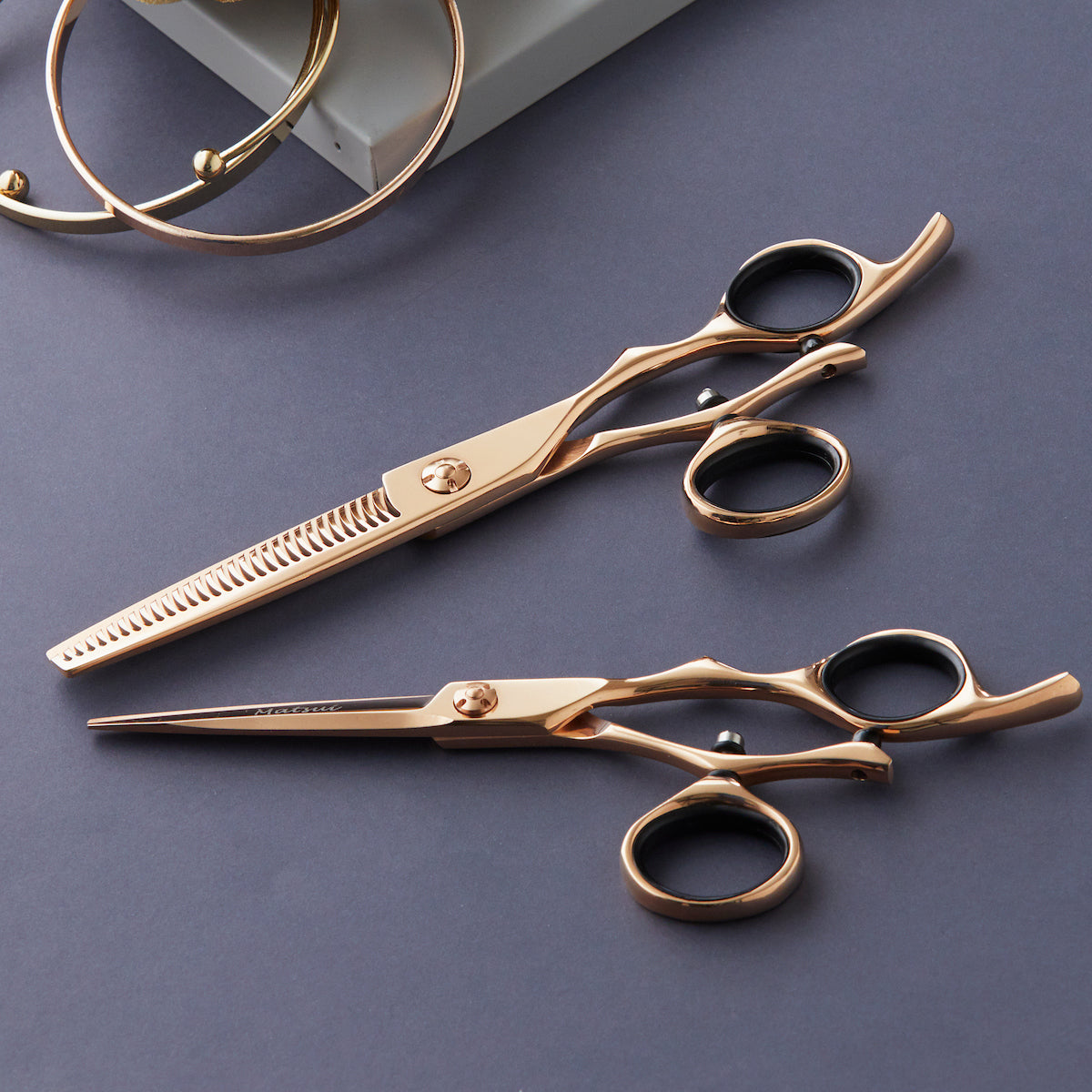 Swivel vs non-swivel hair scissors